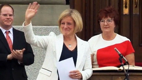 A Nova Democrata Rachel Notley torna-se primeira-ministra de Alberta depois de tomar posse numa cerimónia pública na legislatura provincial.