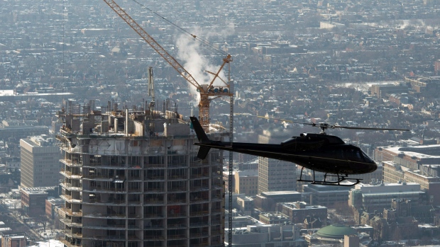 Um helicóptero AS355 Airbus sobrevoa o projeto de apartamentos de condomínio Aura, em construção em Toronto - 4 de fevereiro de 2014. The Canadian Press / Frank Gunn