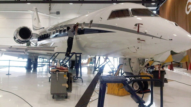 Um mecânico trabalha numa aeronave Bombardier em Montreal, nesta foto de arquivo. The Canadian Press / Ross Marowits