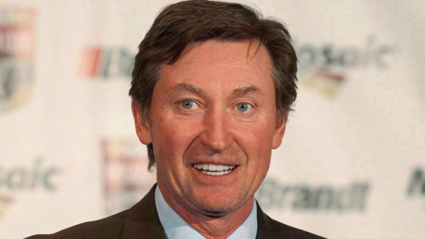 O grande hoquista Wayne Gretzky fala durante um evento dos meios de comunicaçãoa, antes de uma homenagem a Gordie Howe em Saskatoon - 6 de fevereiro de 2015. (Liam Richards / The Canadian Press)