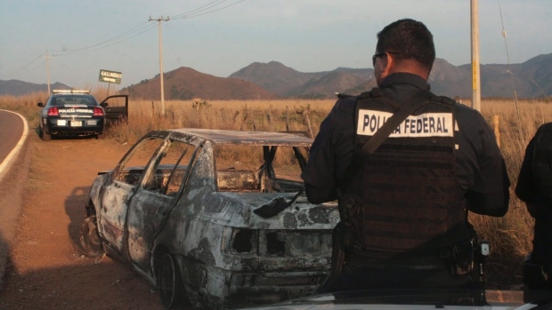 A Polícia Federal durante uma investigação. A embaixada do Canadá no México emitiu um alerta aos turistas na sequência de um onda de ataques recentes por um cartel de drogas no oeste do estado de Jalisco. (AP Photo)