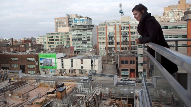 Os residentes não permanentes ajudaram a impulsionar os mercados de habitação no Ontário e Columbia Britânica (B.C.), diz o CIBC. (Pawel Dwulit / Canadian Press)