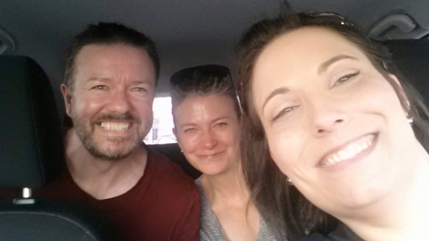 Ricky Gervais posa com Jane Fallon e Kara Stahl em Toronto, em 2 de maio de 2015. (Facebook)
