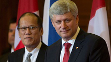 O primeiro-ministro canadiano Stephen Harper e o presidente das Filipinas, Benigno S. Aquino III, participam numa conferência de imprensa conjunta no Parliament Hill, em Otava – 8 de maio, 2015. (THE Canadian Press / Adrian Wyld)