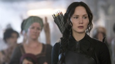 Nesta imagem divulgada pela Lionsgate, Jennifer Lawrence interpreta Katniss Everdeen numa cena de 'The Hunger Games: Mockingjay Parte 1. 