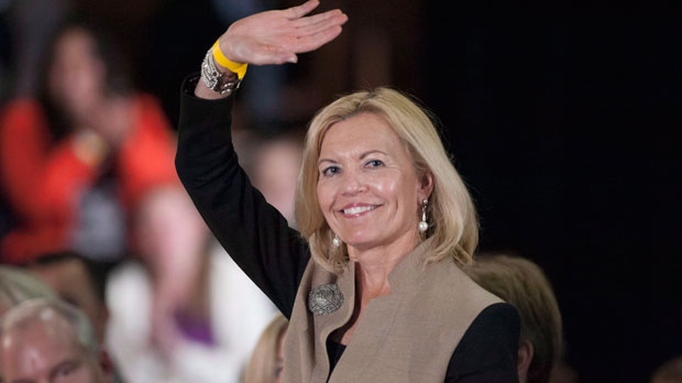 Christine Elliot, Membro do Parlamento Provincial por Whitby-Oshawa, acena durante um evento de membros Conservadores em Oshawa - 9 de outubro de 2014. The Canadian Press / Hannah Yoon