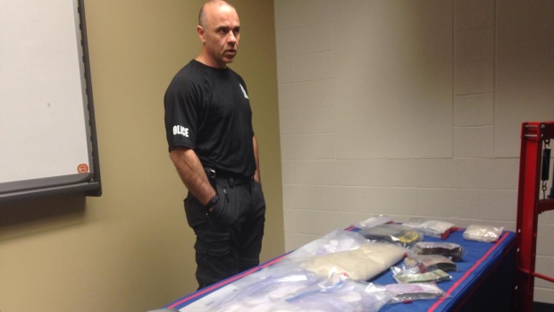 A polícia de London mostra drogas e armas apreendidas em Waterloo e em London, Ontário - 30 de abril de 2015. (Colleen MacDonald / CTV London)