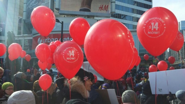 A Federação do Trabalho do Ontário pediu em fevereiro que a primeira-ministra do Ontário, Kathleen Wynne, aumentasse o salário mínimo para 14 dólares por hora. (Hussansk / Twitter)
