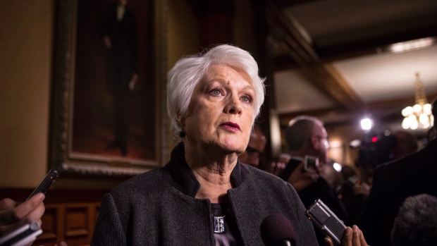 A ministra da Educação do Ontário, Liz Sandals, fala aos media logo a seguir ao período de perguntas no Queen’s Park em Toronto - 3 de março de 2015. (Chris Young / The Canadian Press)