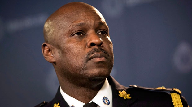 Mark Saunders, chefe indigitado da Polícia de Toronto, fala aos jornalistas ao ser introduzido numa conferência de imprensa em Toronto - 20 de abril de 2015. The Canadian Press / Darren Calabrese