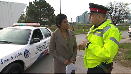 O agente policial da polícia de Toronto, Clint Stibbe, lança um olhar sobre os 