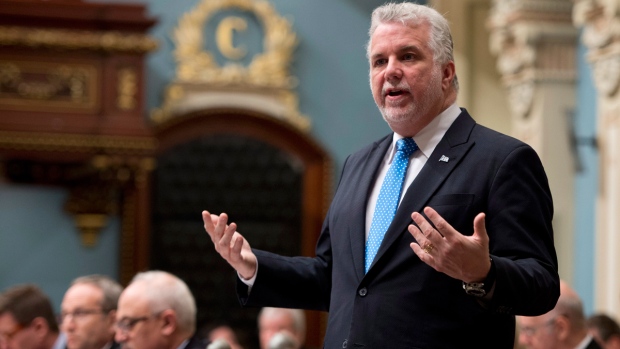 O primeiro-ministro do Quebec Philippe Couillard fala na Câmara no Queen’s Park, em Toronto, na segunda-feira, 11 de maio de 2015. The Canadian Press / Frank Gunn