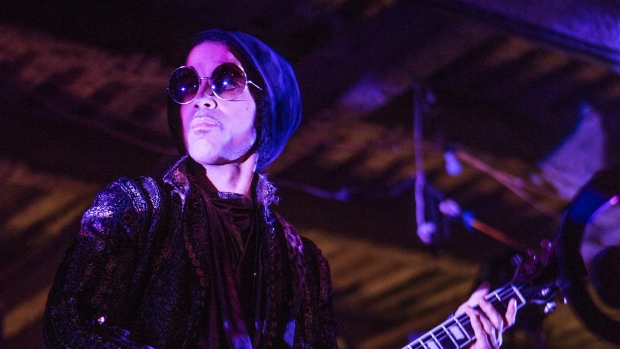 Prince a atuar no sábado 14 de fevereiro, 2015 em Nova York. (AP Photo / Cortesia de Aviva Klein da NPG Records)