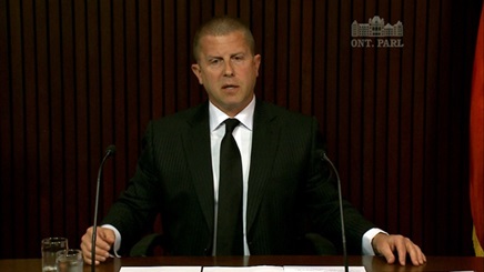 O Provedor do Ontário Andre Marin fala com os repórteres. Foto de arquivo (2013)