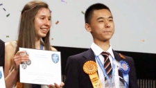 Nicole Ticea, 16, e Raymond Wang, 17, comemoram as suas vitórias na maior feira de ciências do mundo do ensino secundário - 16 de maio, 2015