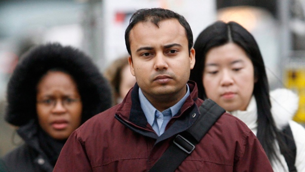 Um grupo racialmente diversificado de pessoas atravessa a rua em frente à Union Station em Toronto - 1 de abril de 2008. (JP Moczulski / The Canadian Press)