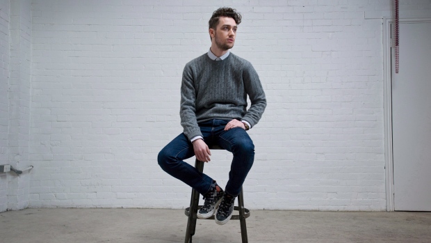 O designer Matthew Gallagher posa em Toronto - 6 de março de 2013. (The Canadian Press / Galit Rodan)