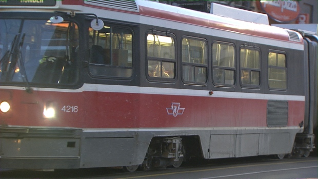 TTC INVESTIGA APÓS CONDUTOR SUPOSTAMENTE TER EMPURRADO HOMEM PARA FORA DE ELÉTRICO