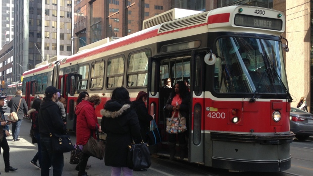 Elétrico da TTC na Queen Street. (Chris Kitching / CP24)
