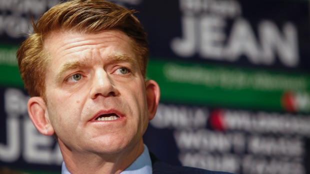 O líder do Wildrose, Brian Jean, fala numa paragem de campanha em Calgary, Alta. - 28 de abril de 2015. (Jeff McIntosh/The Canadian Press)