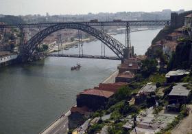 GAIA QUER TRAVESSIA PEDONAL EXTERIOR AO TABULEIRO INFERIOR DA PONTE LUÍS I