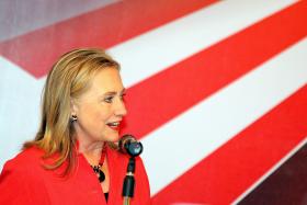 HILLARY CLINTON PROMETE DEFENDER TODOS OS NORTE-AMERICANOS