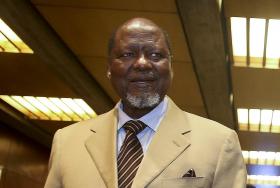 40 ANOS/MOÇAMBIQUE: ARMA NA BANDEIRA É HOMENAGEM AO COMBATENTE — JOAQUIM CHISSANO