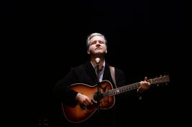 LLOYD COLE ATUA COM DOIS MÚSICOS DOS MÃO MORTA EM SETEMBRO NO GNRATION