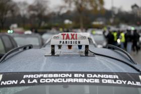 TAXISTAS BLOQUEIAM PRINCIPAIS ACESSOS EM FRANÇA EM PROTESTO CONTRA TRANSPORTE ALTERNATIVO
