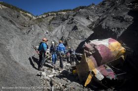 ATRASO NO RETORNO DE CORPOS DAS VÍTIMAS DO VOO DA GERMANWINGS CAUSA PROTESTOS