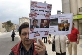 10 JUNHO: LESADOS DO BES MANIFESTAM-SE LONGE DA CERIMÓNIA MILITAR