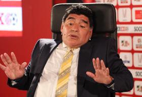 MARADONA DIZ QUE NÃO SE PODE CONFIAR NA PALAVRA DE LUÍS FIGO