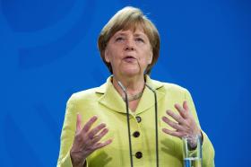 MERKEL ESPERA DO G7 UM CLARO COMPROMISSO NA LUTA CONTRA ALTERAÇÕES CLIMÁTICAS