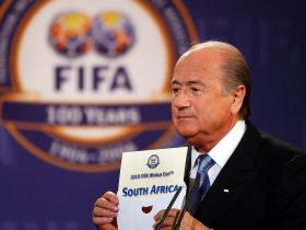 BLATTER INSISTE QUE NÃO RESIGNOU, MAS DIZ QUE NÃO É CANDIDATO À FIFA