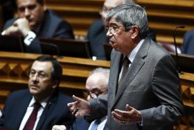 FERRO ACUSA PRIMEIRO-MINISTRO DE DESRESPEITAR PARLAMENTO, PASSOS REJEITA EM ABSOLUTO