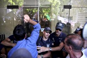 BES: LESADOS DO PAPEL COMERCIAL TENTAM PASSAR CORDÃO POLICIAL JUNTO À RESIDÊNCIA OFICIAL DO PM
