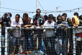 POLÍCIA DISPERSA IMIGRANTES CONCENTRADOS NA FRONTEIRA ENTRE FRANÇA E ITÁLIA — AFP