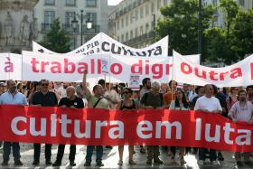 TRABALHADORES DE DIFERENTES SETORES CULTURAIS DESFILAM EM LISBOA EM PROTESTO