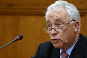 CARLOS COSTA DIZ QUE SOLUÇÃO PARA LESADOS DO BES CABE À CMVM E NÃO AO BDP