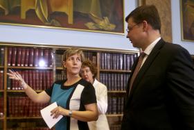 MINISTRA DAS FINANÇAS NÃO ESCLARECE SE REFORMA DO SISTEMA DE PENSÕES IMPLICA NOVOS CORTES EM 2016