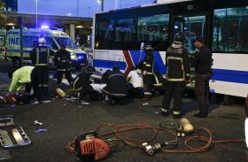 MULHER ATROPELADA E ASSISTIDA DEBAIXO DE UM AUTOCARRO JUNTO À ESTAÇÃO DO COLÉGIO MILITAR, EM LISBOA