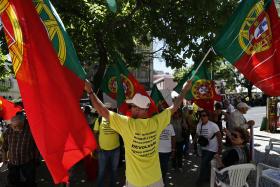 BES: CENTENAS DE EMIGRANTES PORTUGUESES VOLTARAM A MANIFESTAR-SE  EM PARIS PARA REAVEREM POUPANÇAS