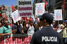 TRABALHADORES DE HOTÉIS E RESTAURAÇÃO MANIFESTARAM-SE PARA EXIGIR AUMENTOS SALARIAIS