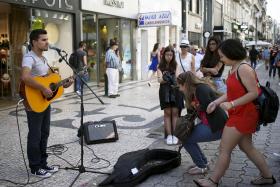 MÚSICOS PERDEM VERGONHA E SOBEM AO PALCO DAS RUAS DO PORTO