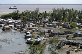 CIDADE DA BEIRA RECUSA-SE A DAR COMO PERDIDA LUTA CONTRA AVANÇO DO MAR