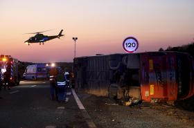 A2 REABERTA AO TRÂNSITO NO SENTIDO SUL-NORTE APÓS ACIDENTE DE AUTOCARRO COM TRÊS MORTOS