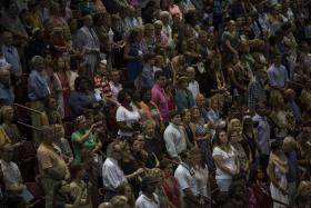 MILHARES DE PESSOAS PARTICIPAM EM VIGÍLIA PELAS VÍTIMAS DO ATAQUE EM CHARLESTON