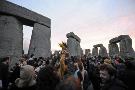 23 MIL PESSOAS FORAM A STONEHENGE VER NASCER DO SOL NO SOLSTÍCIO DE VERÃO