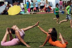 REFORMADOS E CRIANÇAS ASSINALAM HOJE EM LISBOA QUALIDADE DO YOGA