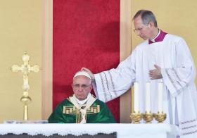 PAPA MANDA CONDOLÊNCIAS À TUNÍSIA, AO KUWAIT E À FRANÇA DEVIDO A ATENTADOS